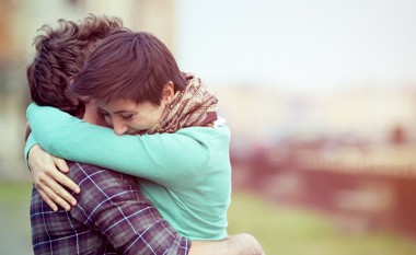 Pse disa njerëz i urrejnë përqafimet, sipas shkencës