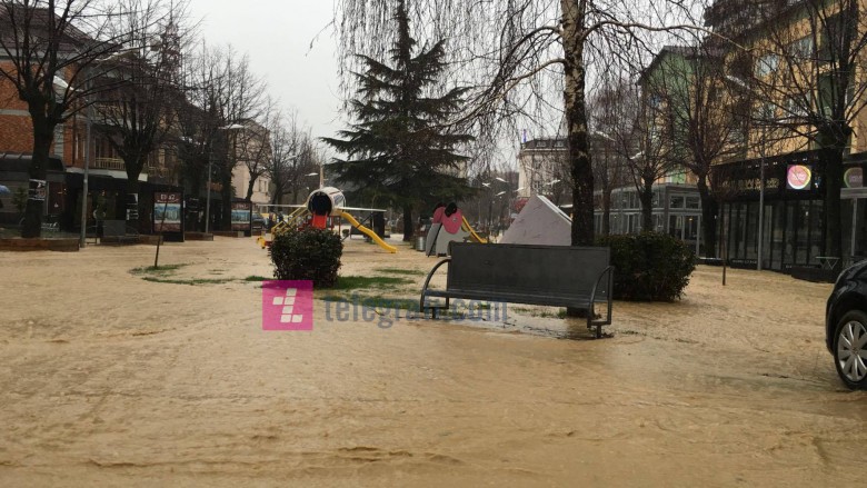 Gjendje e rëndë në Pejë, rrugët të pakalueshme (Video)