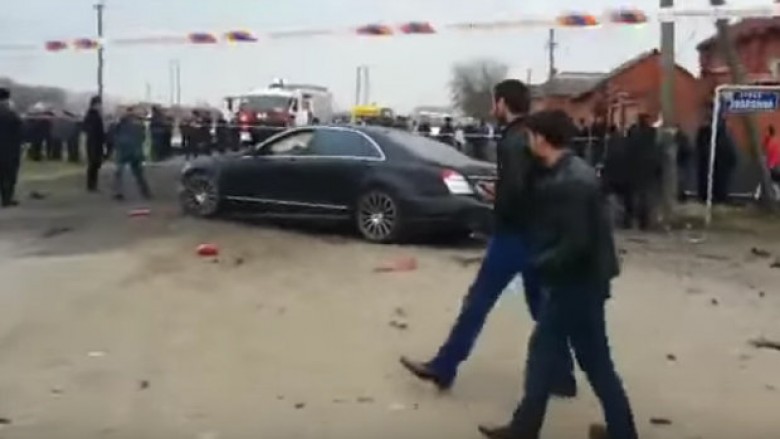 Shpërthim i fuqishëm në një veturë pranë xhamisë, gjatë lutjeve të së premtes (Video)