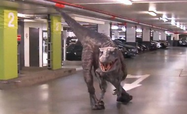 Si do të reagonit nëse një dinozaur do t’iu shfaqej tek parkingu? (Video)