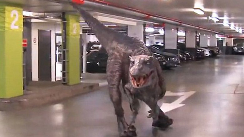 Si do të reagonit nëse një dinozaur do t’iu shfaqej tek parkingu? (Video)