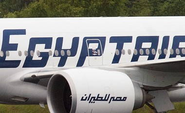 Aeroplani i Egyptian airlines është rrëmbyer nga një njeri me jelek vetëvrasës (Foto/Video)