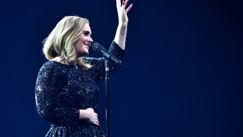 Adele, lot për viktimat e Orlandos (Video)