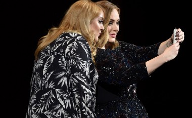 Adele ftoi në skenë fansen që ngjan me të (Foto)