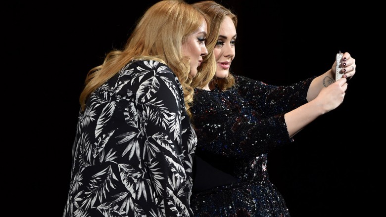 Adele ftoi në skenë fansen që ngjan me të (Foto)