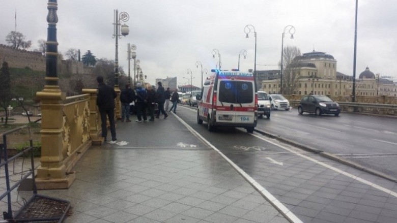 Aksident i rëndë, vetura ndeshet në radhët e shufrave te ura ‘Goce Dellçev’ (Foto)