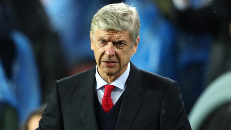 Wenger duhet ta godasë më shumë murin