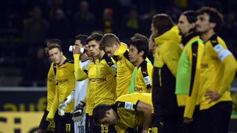 Vdes një tifoz i Dortmundit, i gjithë stadiumi këndon “You’ll Never Walk Alone” (Foto/Video)