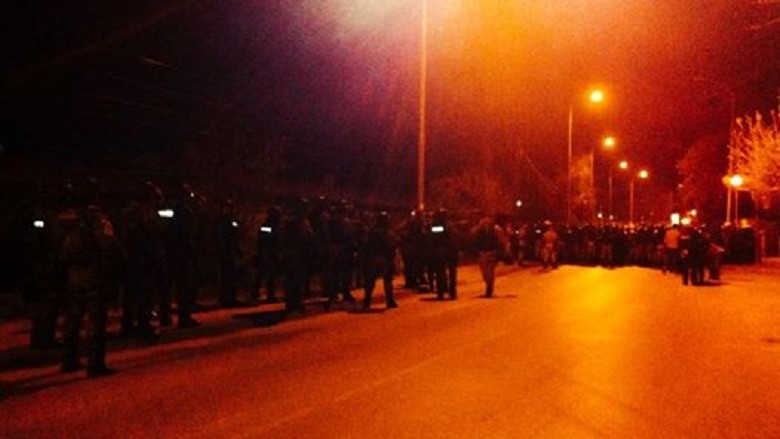 Vrangalla: Një polic i lënduar, gazetarët të rrezikuar nga protestuesit! (Foto)