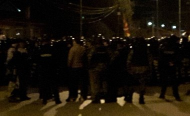 Qetësohet situata, protestuesit maqedonas brohorasin “Shiptarska Policia”