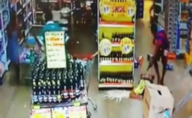 E tmerrshme: Ky është momenti kur një i ri qëllohet me revole në kokë në një dyqan (Foto/Video, +18)