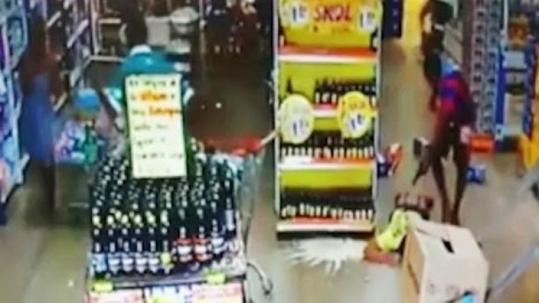 E tmerrshme: Ky është momenti kur një i ri qëllohet me revole në kokë në një dyqan (Foto/Video, +18)