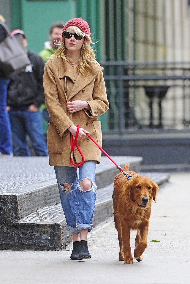 Emma Stone walks her boyfriend Andrew Garfield's dog, a golden retriever named Ren, in Tribeca in New York City. Pictured: Emma Stone Ref: SPL544828 250513 Picture by: Splash News Splash News and Pictures Los Angeles: 310-821-2666 New York: 212-619-2666 London: 870-934-2666 photodesk@splashnews.com 