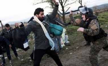 Përleshen emigrantët dhe policët në kampin Idomeni (Video)