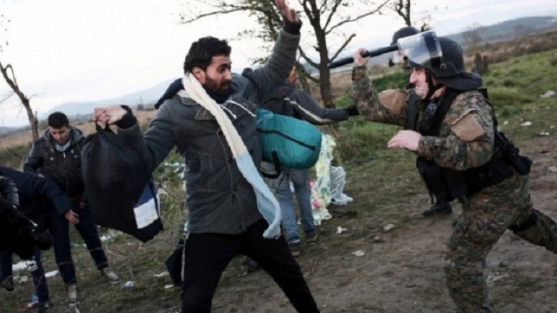 Përleshen emigrantët dhe policët në kampin Idomeni (Video)