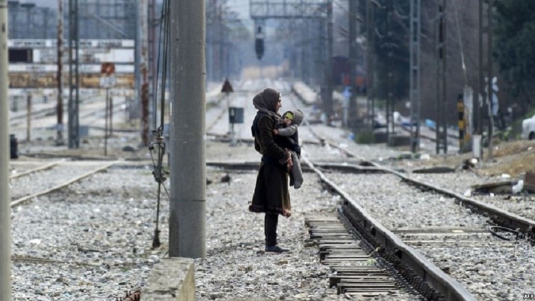Shkupi mbyll kufijtë, Athina në bisedime me Tiranën për refugjatët