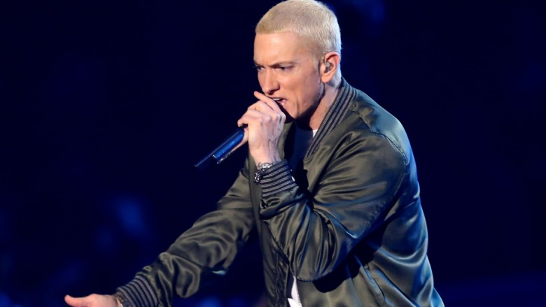 Eminem performon “Fack” para publikut (Video)
