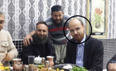 Djali i Erdoganit në foto me liderët e ISIS-it (Foto)