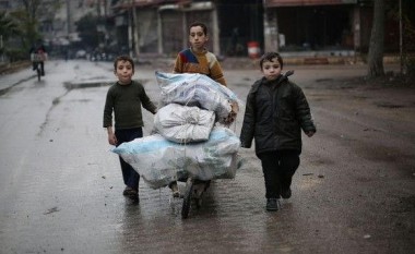 Fëmijët sirianë protestojnë kundër qeverisë për mungesë ndihmash