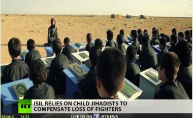 E tmerrshme: ISIS rekruton qindra fëmijë (Video)