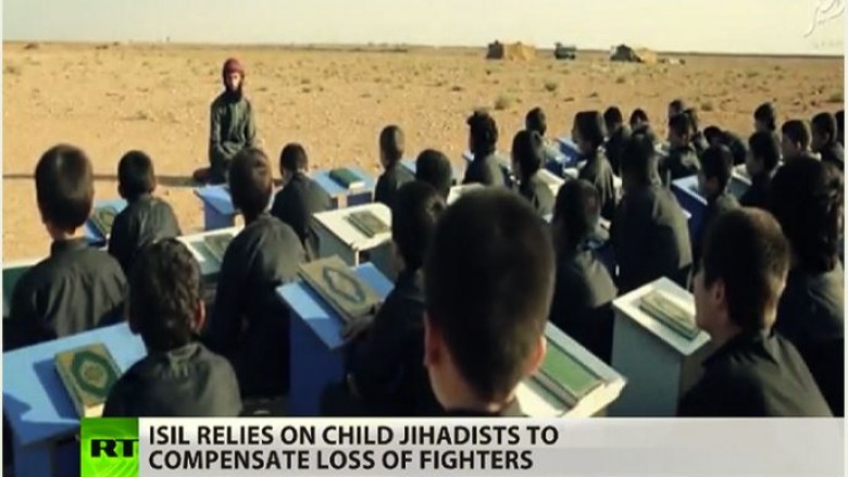 E tmerrshme: ISIS rekruton qindra fëmijë (Video)