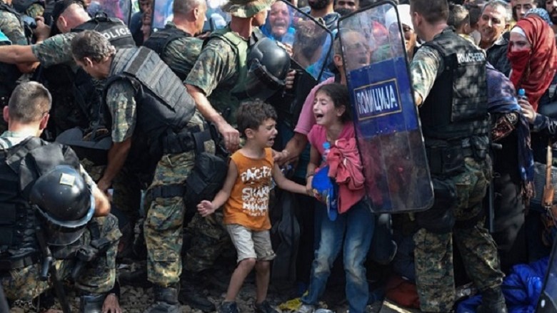 Bild: Policia e Maqedonisë po keqtrajton refugjatët