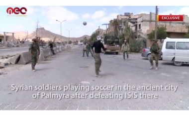 Ushtarët sirianë festojnë çlirimin e qytetit Palmira duke luajtur futboll (Video)