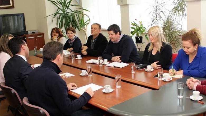 Zoran Zaev takon shoqatat e gazetarëve të Maqedonisë