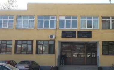 Nxënësit e gjimnazit të Tetovës bojkotojnë mësimin (Foto)