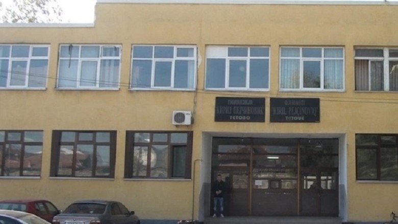 Në Gjimnazin e Tetovës u bojkotuan orët e para mësimore, nuk janë paguar profesorët