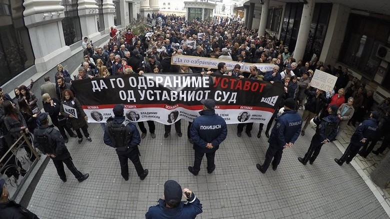 Tensionohet situata në Shkup, protestë dhe kundërprotestë për Gjykatën Kushtetuese (Foto)