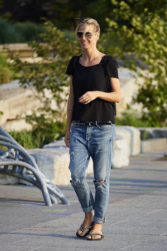 Heidi Klum spotted wearing ripped denim jeans and flip flops while enjoying a family day in the Tribeca neighborhood of NYC. Pictured: Heidi Klum Ref: SPL1050011 090615 Picture by: J. Webber / Splash News Splash News and Pictures Los Angeles: 310-821-2666 New York: 212-619-2666 London: 870-934-2666 photodesk@splashnews.com 