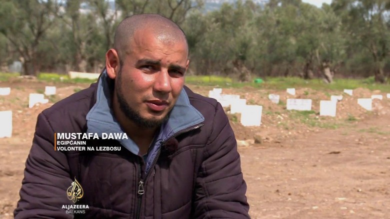 Njihuni me rrëfimin prekës të burrit që varros në Greqi refugjatët e mbytur në det (Video)