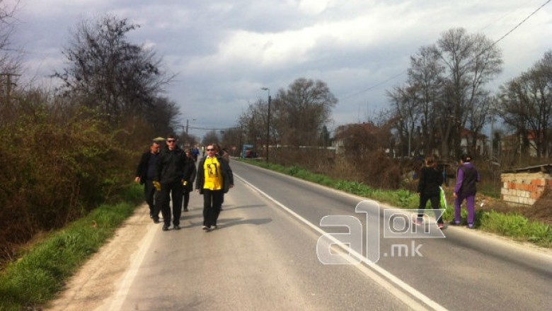 Ndalohen gazetarët për në Idrizovë, detyrohen të ecin 1 kilometër! (Foto)