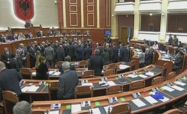 Opozita bllokon sërish seancën, bie alibia e mandateve