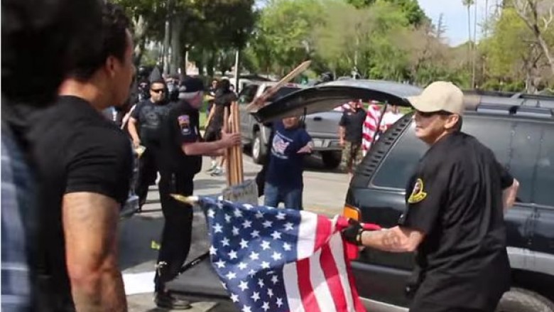 Përleshje masive mes protestuesve me ngjyrë dhe anëtarëve të Ku Klux Klan (Foto/Video, +18)