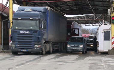 Ndalohet kamioni me 56 copë bagëti në Zubin Potok, pronari tentoi t’i fuste ilegalisht në Kosovë