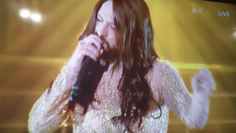 Kastro Zizo bëhet si Conchita (Foto)