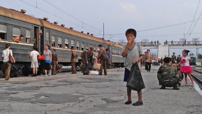 Koreja e Veriut paralajmëron qytetarët: Nga uria e madhe do të hamë rrënjë të bimëve