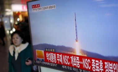 Koreja e Veriut hedh raketë balistike në det