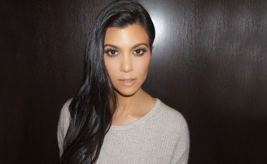 Manikyri francez me ngjyra neon i Kourtney Kardashian, zgjedhja e duhur për verën