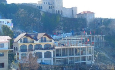 Turqit ikën, por Krujën e shkatërroi betoni (Video)