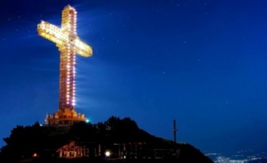 Vazhdon riparimi i kryqit në Vodno të Shkupit