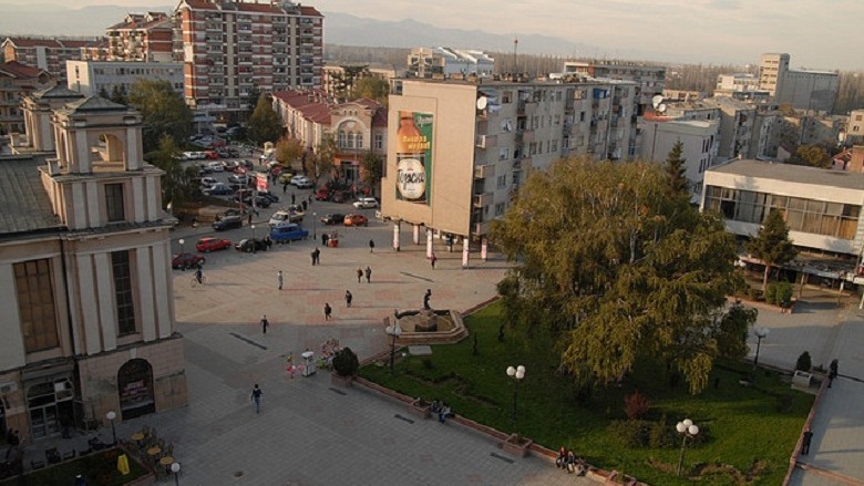 Një qytetar i Kumanovës rregullon rrugën me vetëiniciativë (Video)