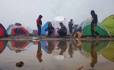 Kapen 77 migrantë të fshehur në një shtëpi të braktisur në Kumanovë