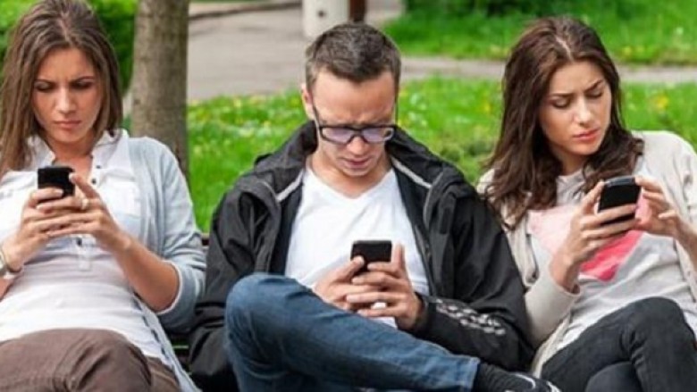 Maqedoni, rinia më shumë e përdor celularin për argëtim sesa për punë
