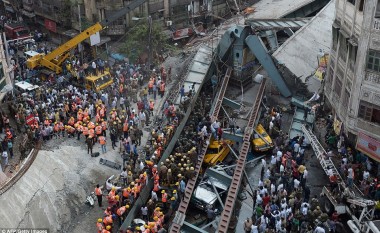 Momenti i shembjes së mbikalimit në Indi ku humbën jetën 14 persona (Foto/Video, +18)