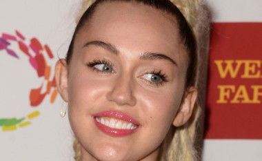 Turpi nuk zë vend në fjalorin e saj: Miley Cyrus me gjoksin jashtë del në shoping (Foto, +16)