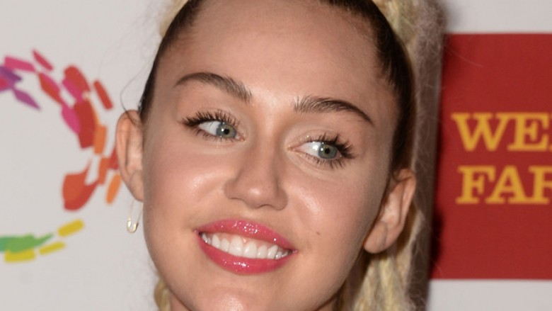 Turpi nuk zë vend në fjalorin e saj: Miley Cyrus me gjoksin jashtë del në shoping (Foto, +16)