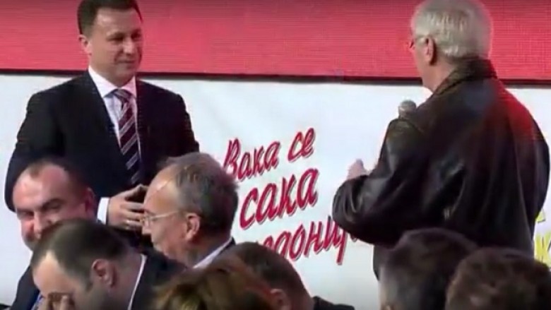 Ministrat qeshen me pensionistin përderisa ai i falemnderohet Gruevskit (Video)